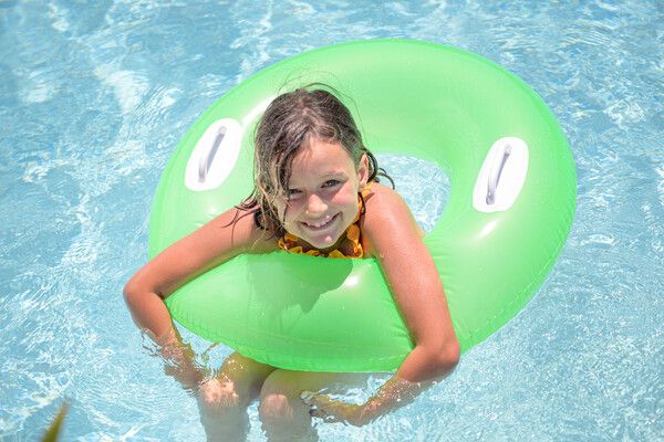 camping vaucluse pas cher baignade fille bouée