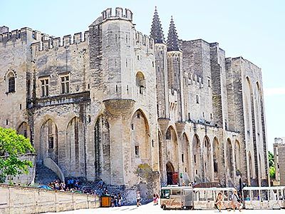 Camping Pernes les Fontaines Ciela Village Les Fontaines Vaucluse Palais des Papes Avignon