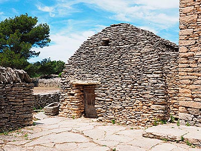 Bories en pierre sèche et voûte en encorbellement, près de Gordes