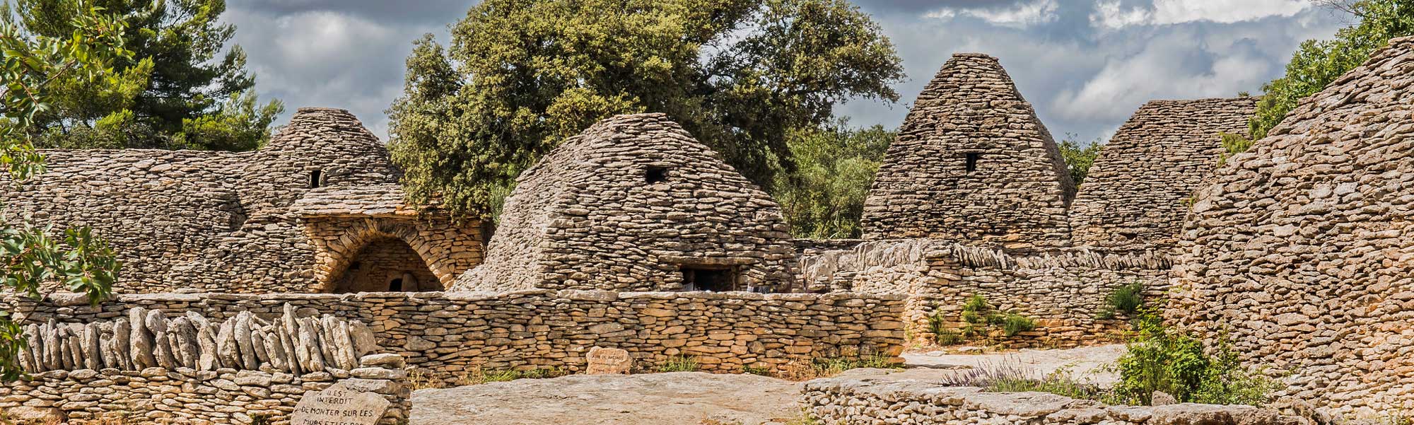 Les cabanes en pierre sèche du village des Bories, à Gordes